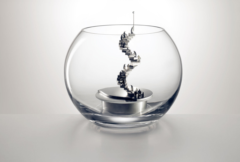 Objekt <em>Sternwanderer</em>. Glas, Edelstahl, Spiegel, facettierter Kristallglasstein, Metallstab, Miniaturfiguren. H 19 cm x ø 23 cm