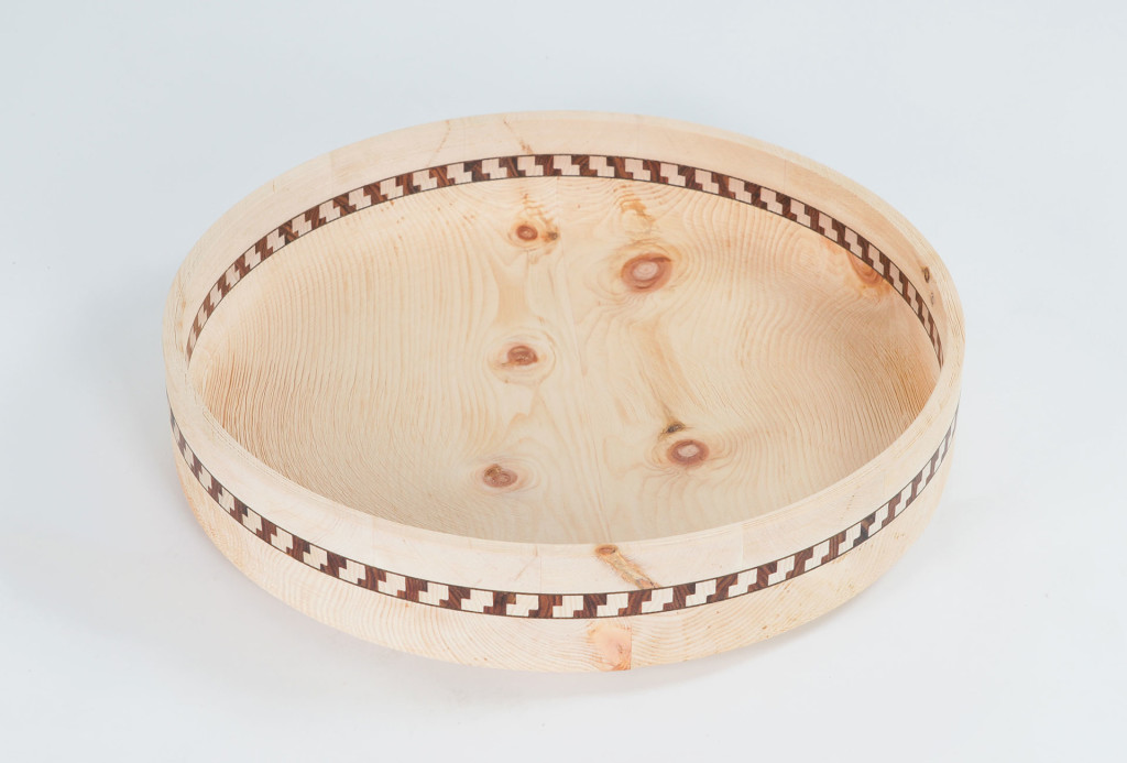Bowl. Pine wood.  H 13 cm x ø 47 cm.
