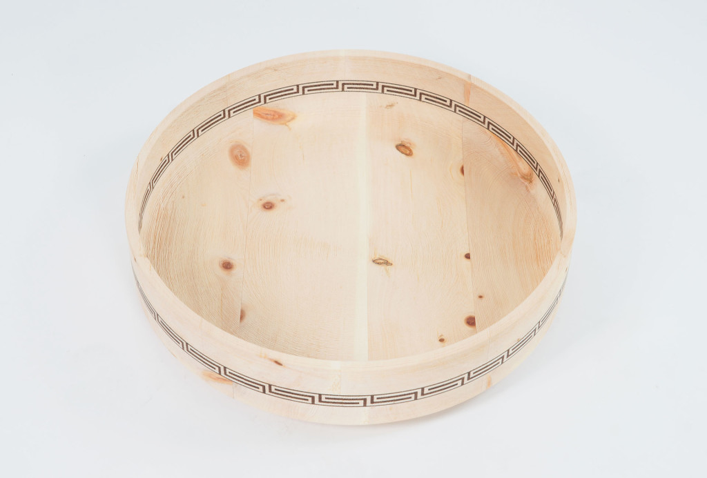 Bowl. Pine wood.  H 13 cm x ø 47 cm.