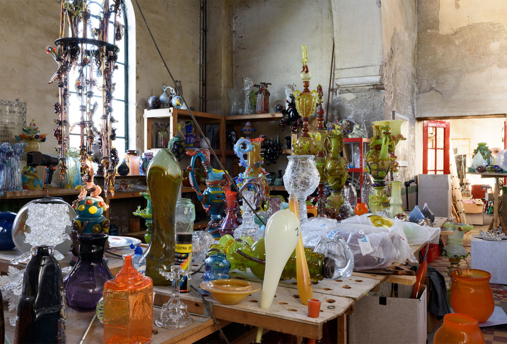 The glass objects created by the Dutch artist Bernard Heesen elude any classification. They are spontaneously crafted, have something gestural, Baroque and anarchical about them, and are therefore highly contemporary. Photo Peter Cox