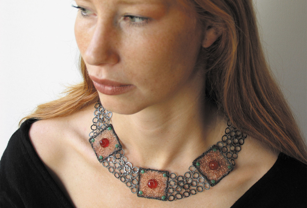 Halsschmuck von Margo Nelissen, Schmuck aus Metall