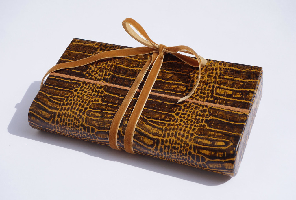 <em>Etui</em> case. Paper