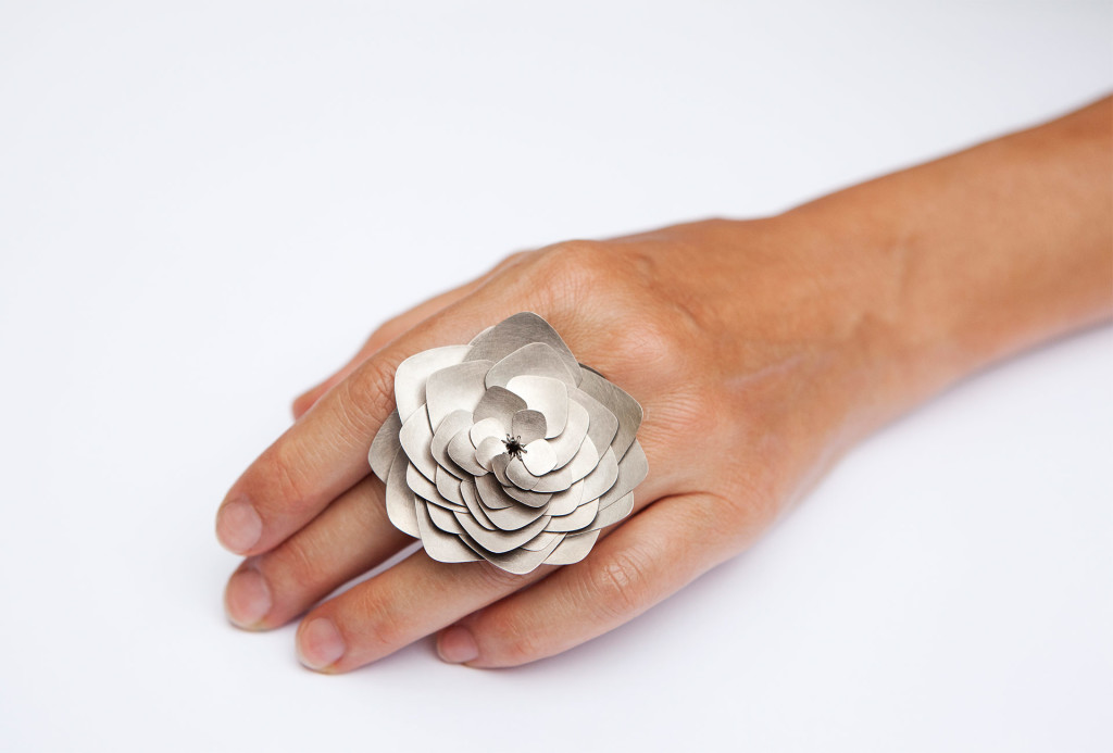 <em>Teichrose</em> ring. Palladium-white gold solder-free 750. Photo Miriam Künzli.