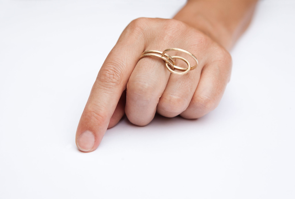 <em>Vier-Ring</em>. 750 gold. Photo Miriam Künzli.