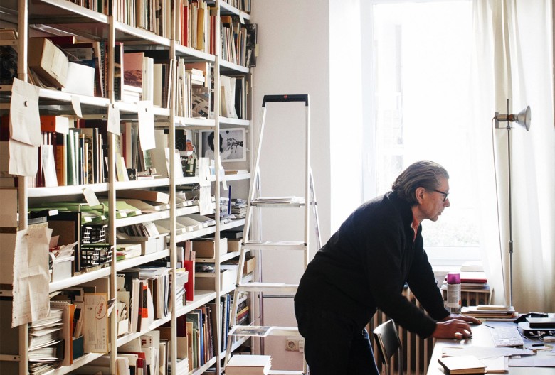Gerd Rothmann in seiner Wohnung