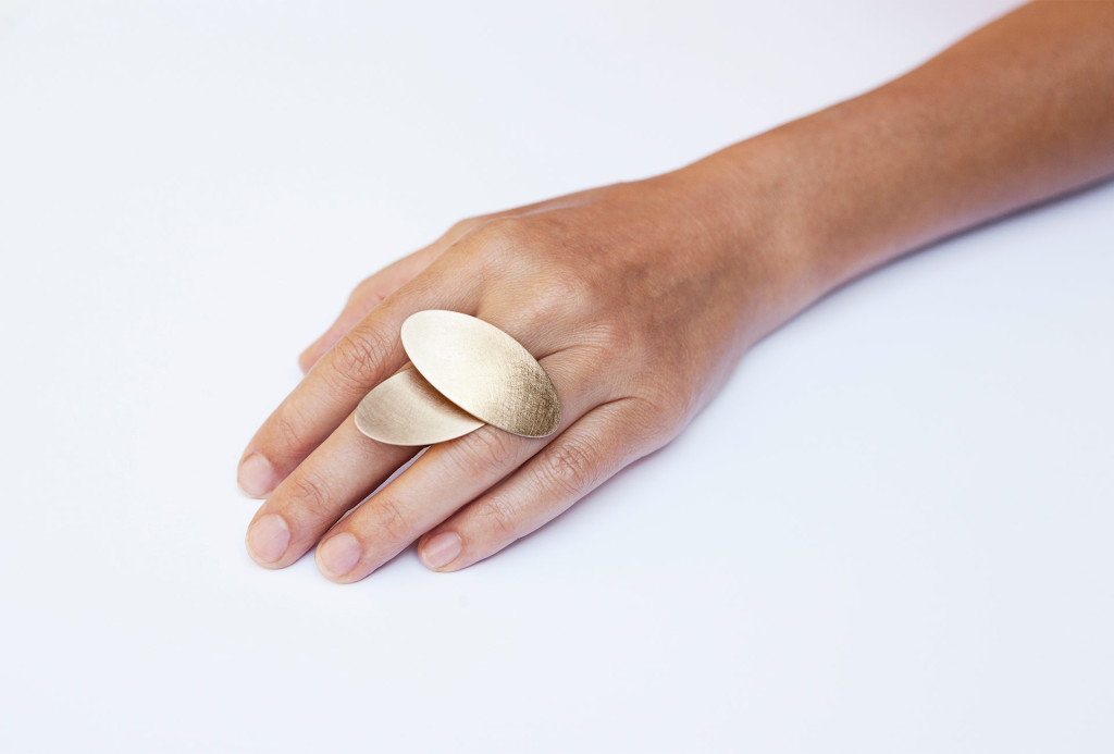 <em>Blätterring</em> ring. 750 gold. Photo Miriam Künzli.