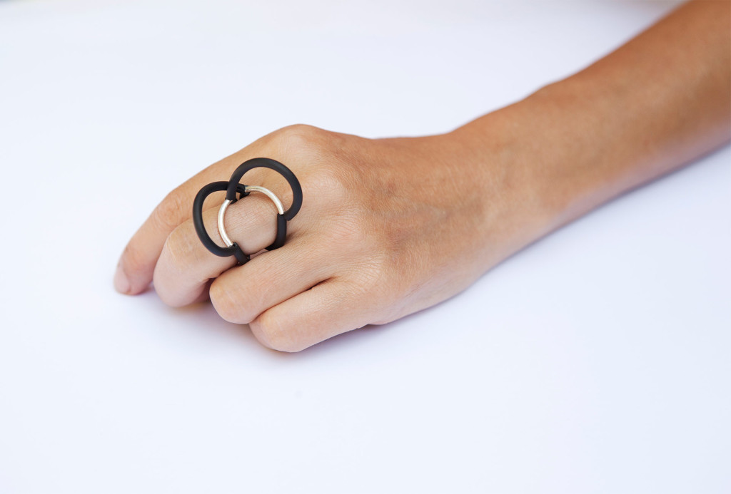 <em>cercle ouvert. silver</em> ring. Silver, PVC 2:12, changeable. Photo Miriam Künzli.