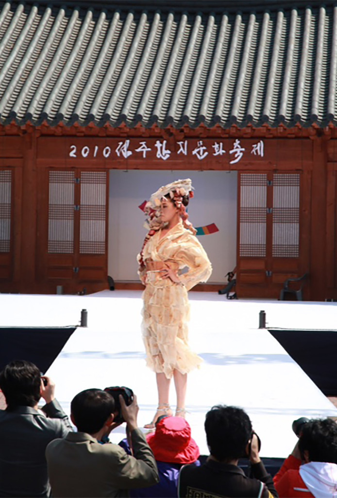 Kimono, 2010. Teebeutelpapier, Südkorea