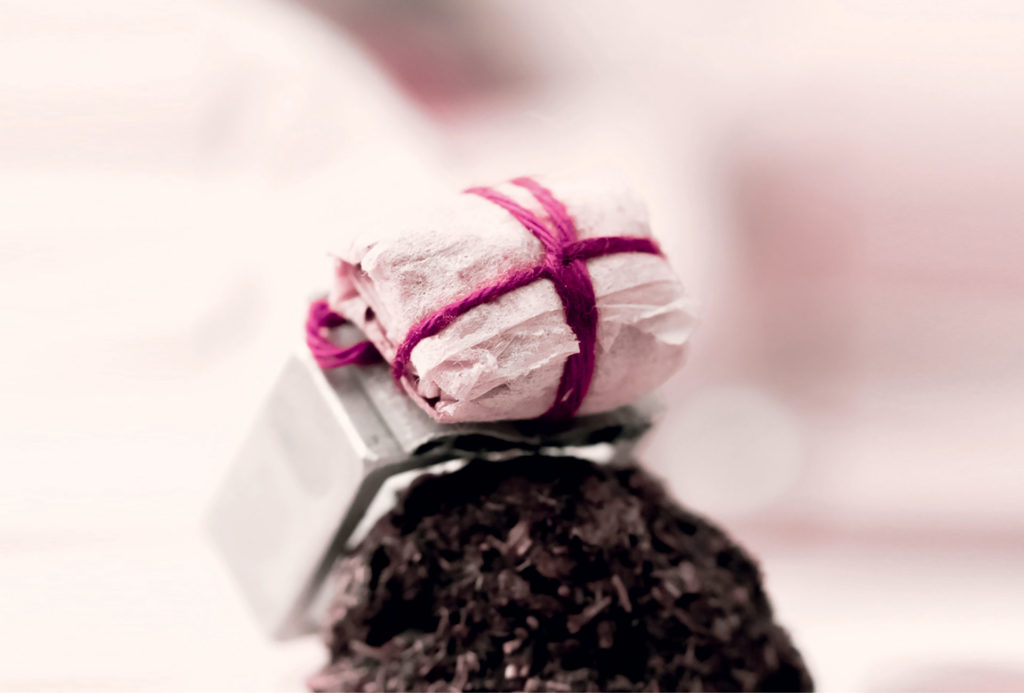 Ring, 2016. Teebeutelpapier, Metall