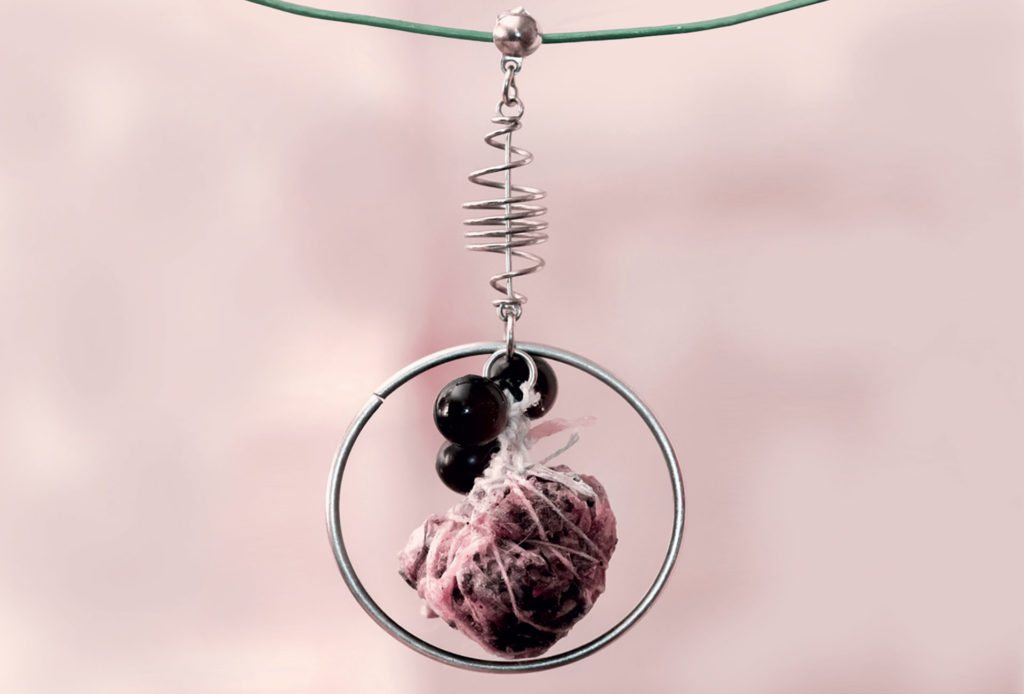 Anhänger, 2016. Teebeutelpapier, Metall und andere Materialien