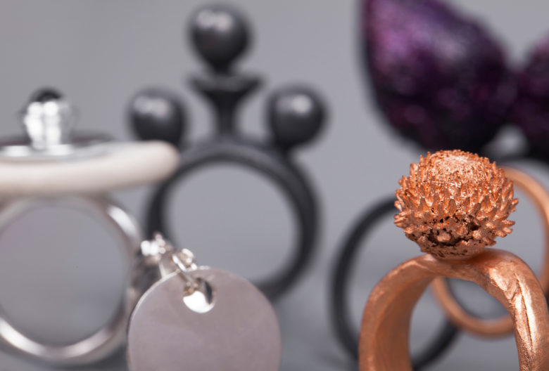 Ringvariationen von Caroline Ertl, Lena Grabher, Michelle Kraemer, Izabella Petrut, Astrid Siber, Eva Tesarik, Heike Wanner, Kamilla Wróbel