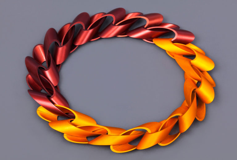 V&V Galerie: Susanne Hammer, Kette <em>slanted cut</em>,  2013/2014. Aluminium eloxiert. Foto Marlene Rahmann / Wiener Schmucktage 2016