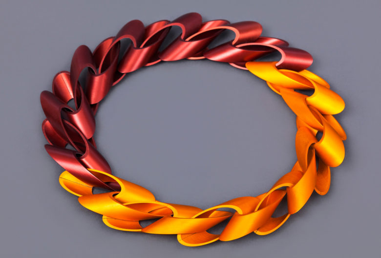 V&V Galerie: Susanne Hammer, Kette <em>slanted cut</em>,  2013/2014. Aluminium eloxiert. Foto Marlene Rahmann / Wiener Schmucktage 2016