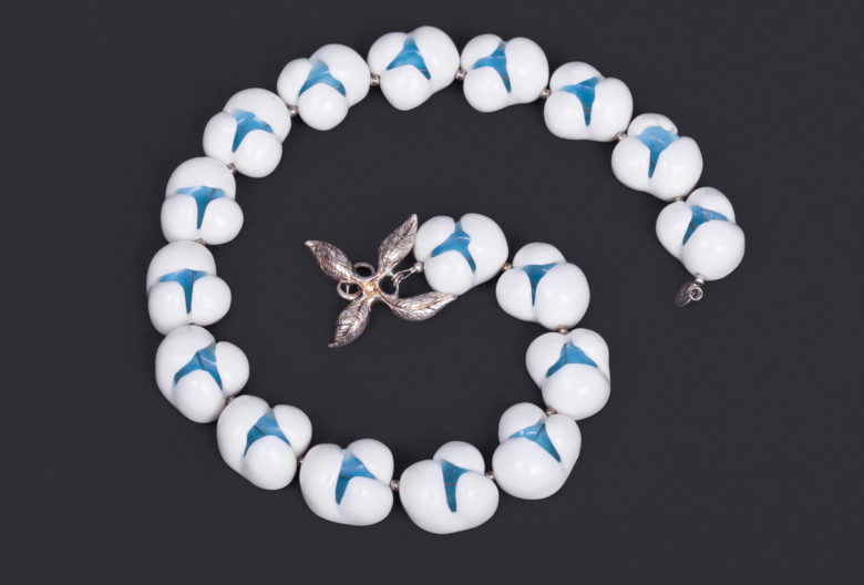 Anne Menzel, Collier Blüten