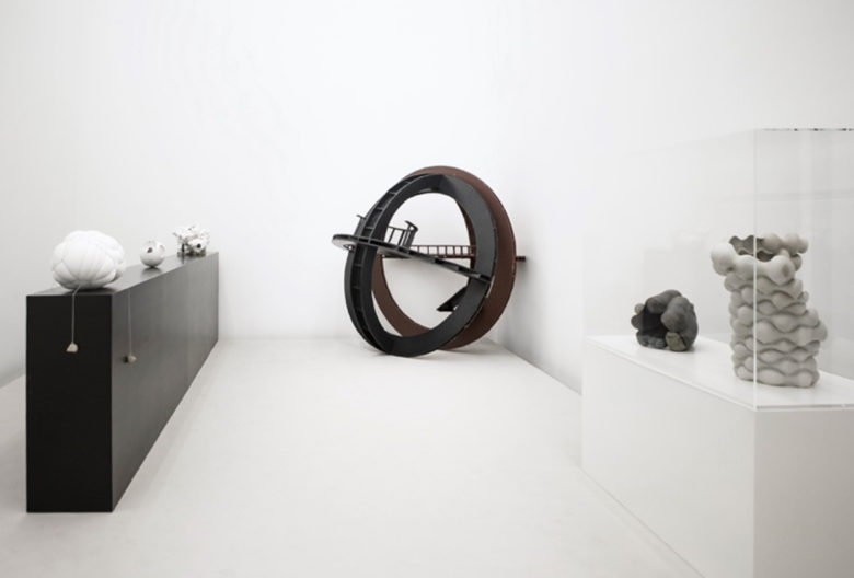 Ausstellungsansicht <em>Sphären</em> mit Arbeiten von Maria Bartuszová, Christian Kerez, Harald Klingelhöller und Beate Kuhn (von links)