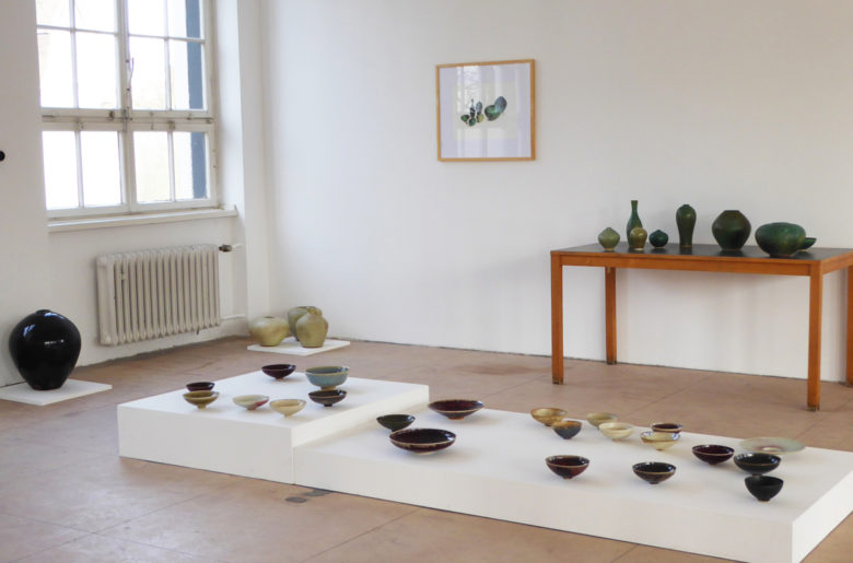 Görge Hohlt, im Vordergrund diverse Schalenformen aus Steinzeug
