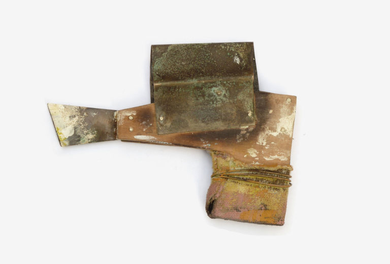 Carla Garcia Durlan, Brosche. Holz, Acryl, Nickelsilber 