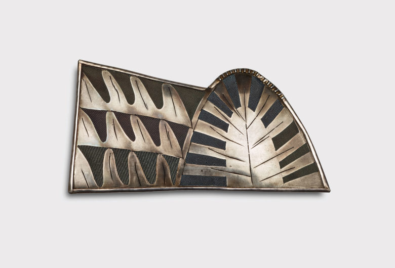 Brosche, 1983. Silber, Stoff, B 9,5 cm. Photo Janos Stekovics