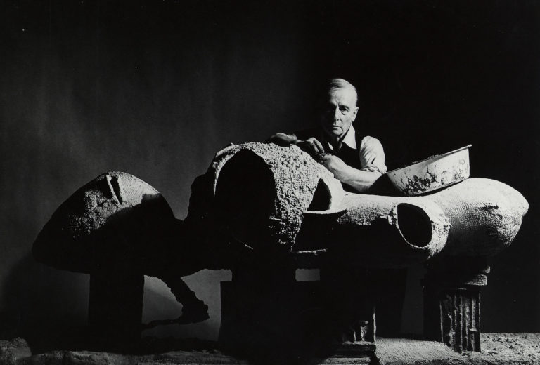 Friedrich Kiesler mit seinem Modell für ein Endless House, New York 1959. Foto: Irving Penn © The Irving Penn Foundation, Condé Nast Publications, Inc.