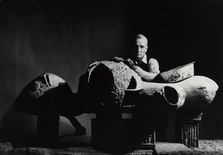 Friedrich Kiesler mit seinem Modell für ein Endless House, New York 1959. Foto: Irving Penn © The Irving Penn Foundation, Condé Nast Publications, Inc.
