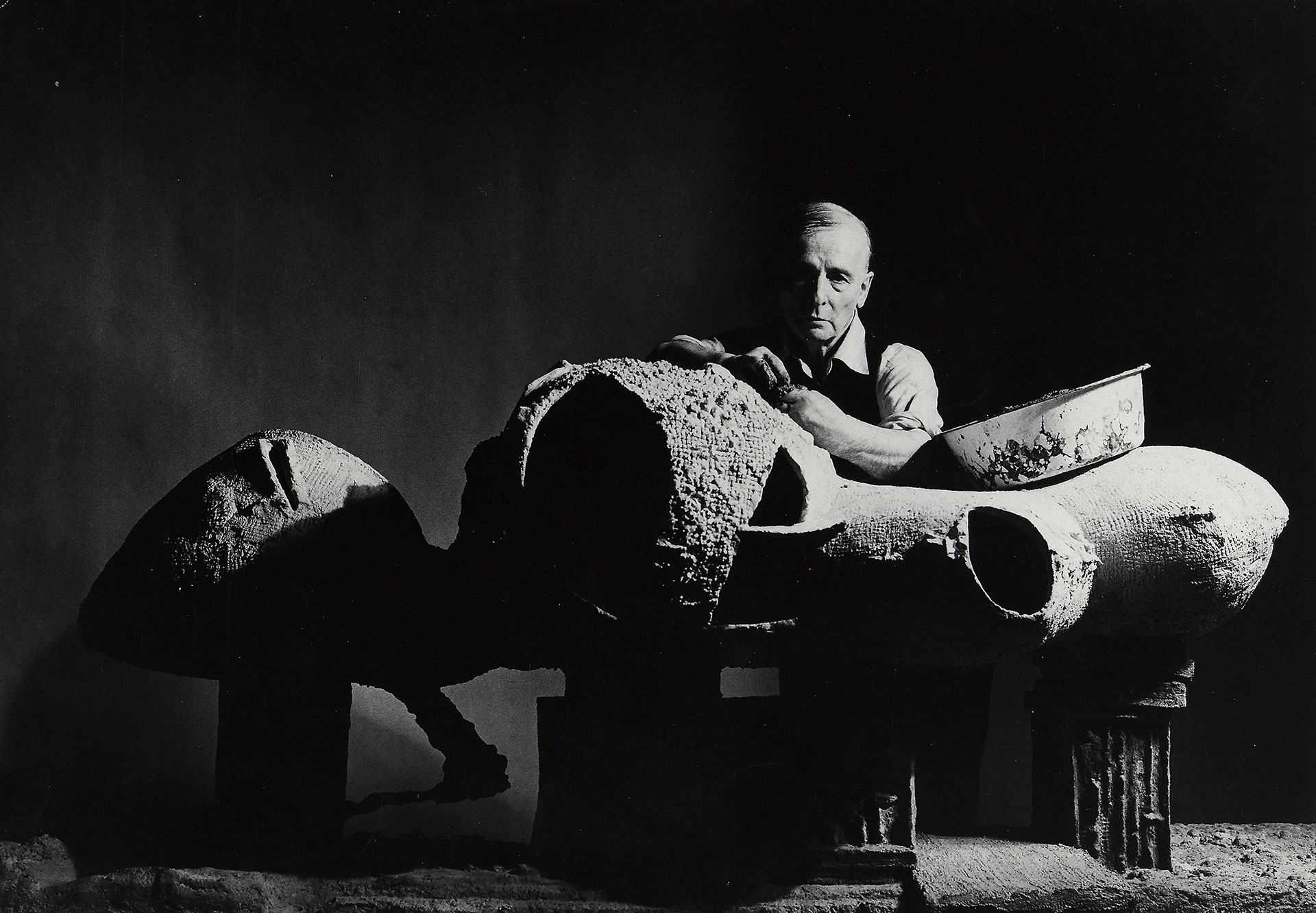 Friedrich Kiesler mit seinem Modell für ein Endless House.