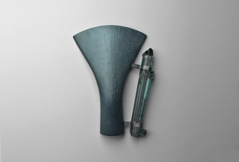 Katrin Feulner, Brosche <em>1702</em>. Eisen, Stahl, Neusilber, Stahldraht, Turmalin