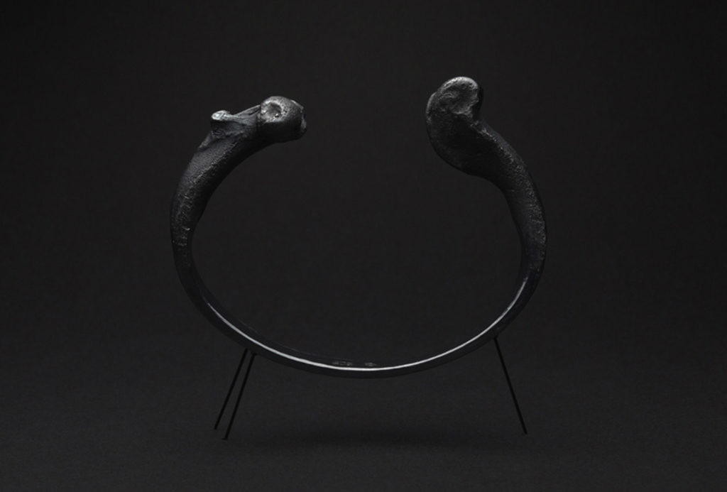 Armreif <em>Black Cat Bone</em>. Silber, Sandguss, geschwärzt