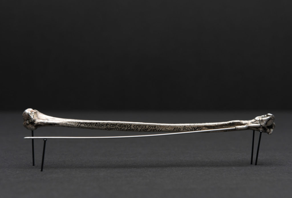 Brosche <em>Black Cat Bone</em>. Silber, Sandguss, geschwärzt