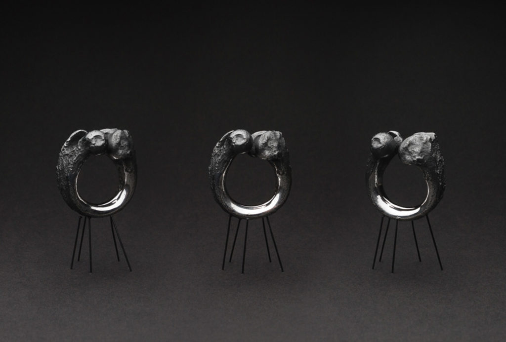 Ringe <em>Black Cat Bone</em>. Silber, Sandguss, geschwärzt