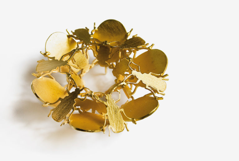 Nikolay Sardamov, brooch <em>The secret of the garden</em>. Courtesy Eva Maisch, Würzburg