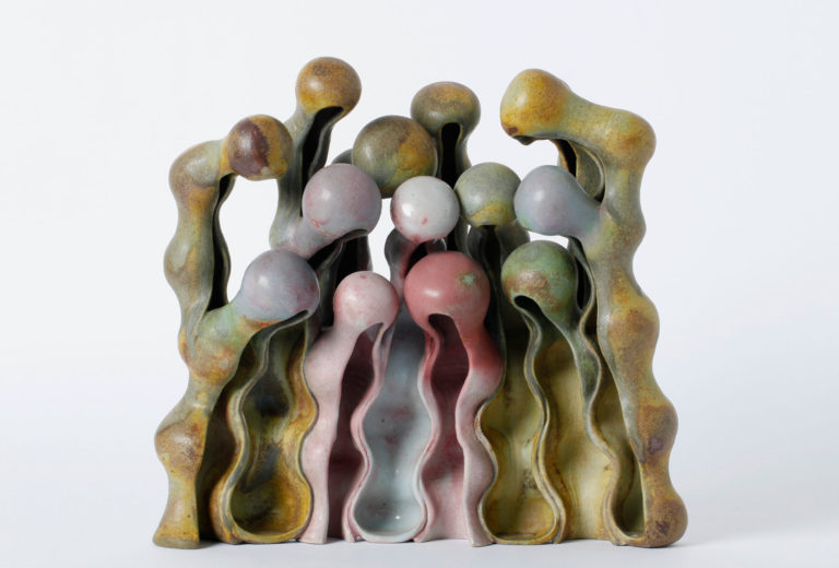 Objekt <em>Kleine Familie im Halbkreis</em>, Porzellan und Steinzeug, 1988. Photo A. Laurenzo