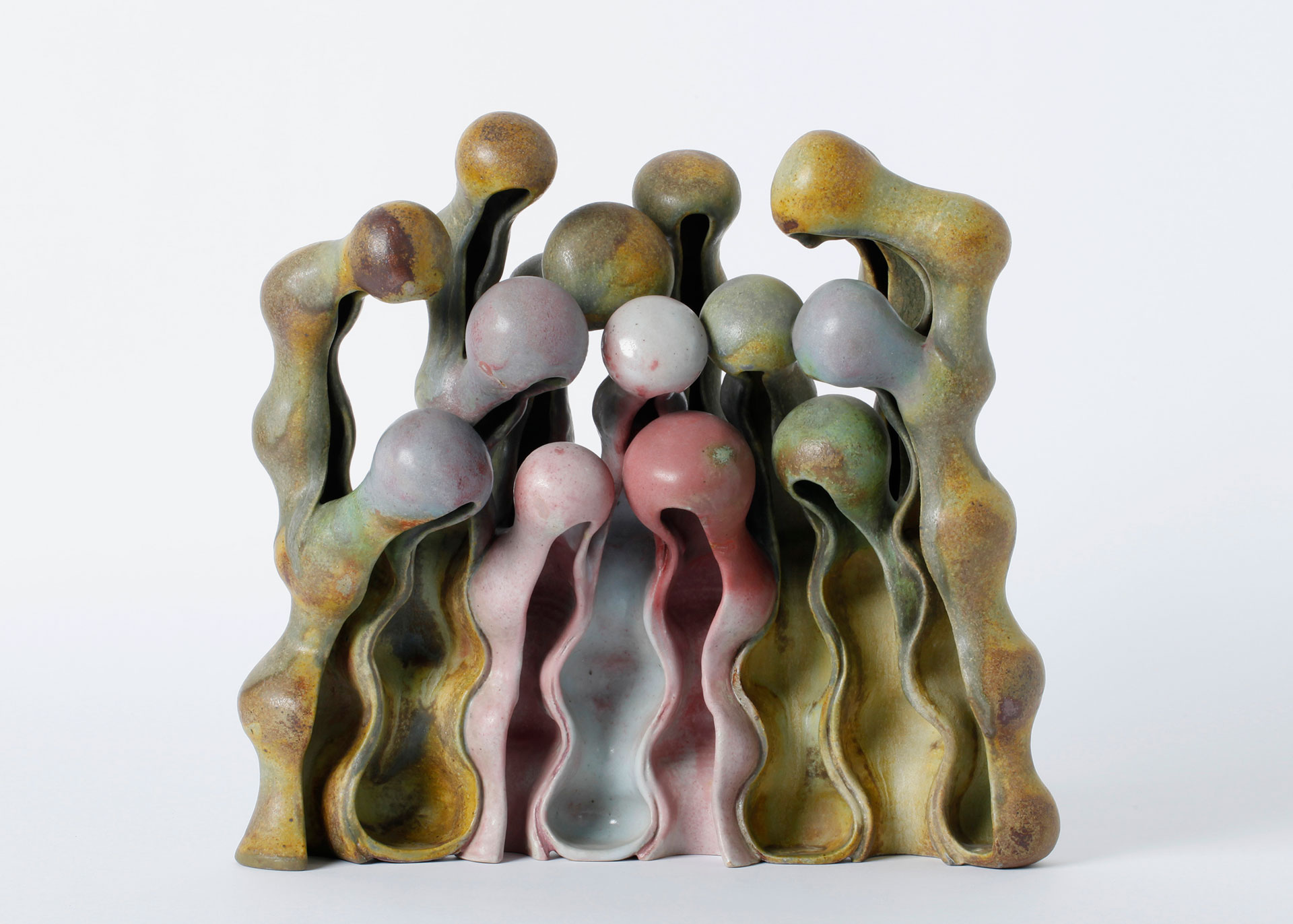 Beate Kuhn, Objekt „Kleine Familie im Halbkreis“, Porzellan und Steinzeug, Keramik