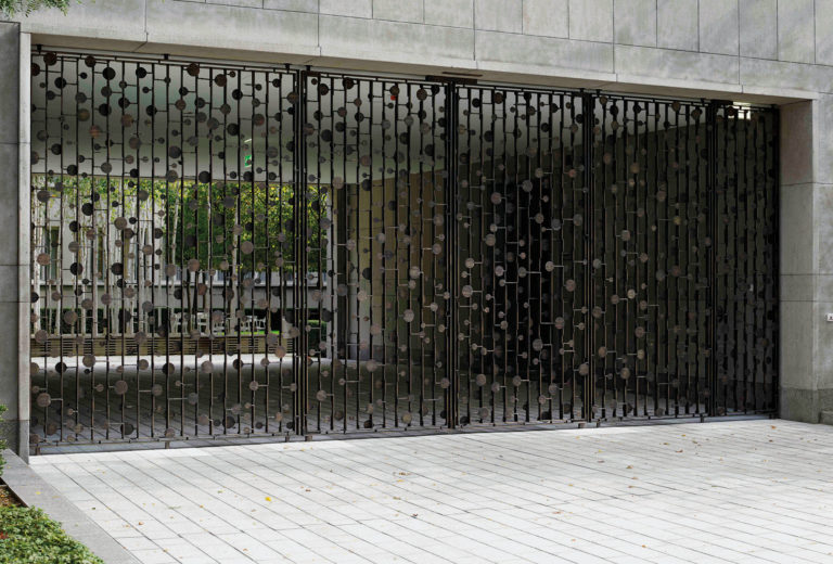Bergmeister Kunstschmiede, Toranlage Novartis Basel, 2011. Bronze, geschmiedet