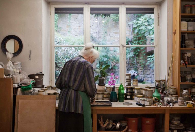 Die Keramikerin Lotte Reimers in ihrer Werkstatt in Deidesheim. Foto Miriam Künzli