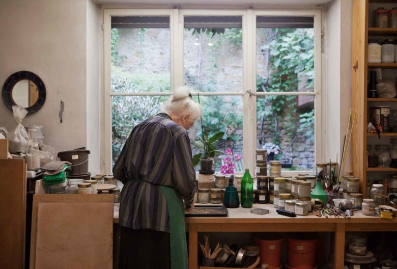 Die Keramikerin Lotte Reimers in ihrer Werkstatt in Deidesheim. Foto Miriam Künzli