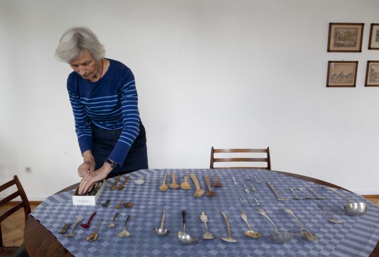 Bereits in Ihrer Jugend sammelte Rosemarie Jäger Löffel. Photo Miriam Künzli