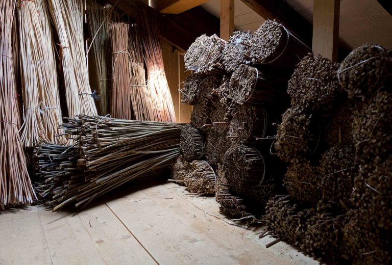 Kopfweiden, sortiert und gebündelt. Damit sucht der Flechtwerkgestalter Emmanuel Heringer neue Wege in einem uralten Handwerk 