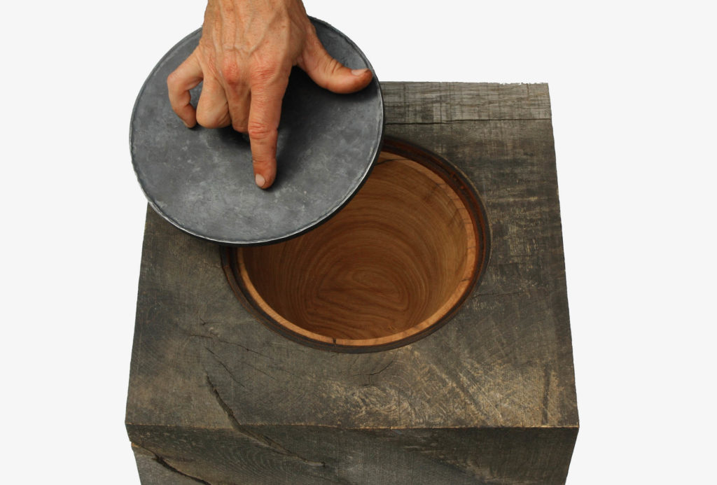 Vessel object <em>Cubo</em>. Weathered oak, forged steel cover in leatherbands, H 33,5 cm, B 33,5 cm, L 15,5 cm. Photo Walter Schautz