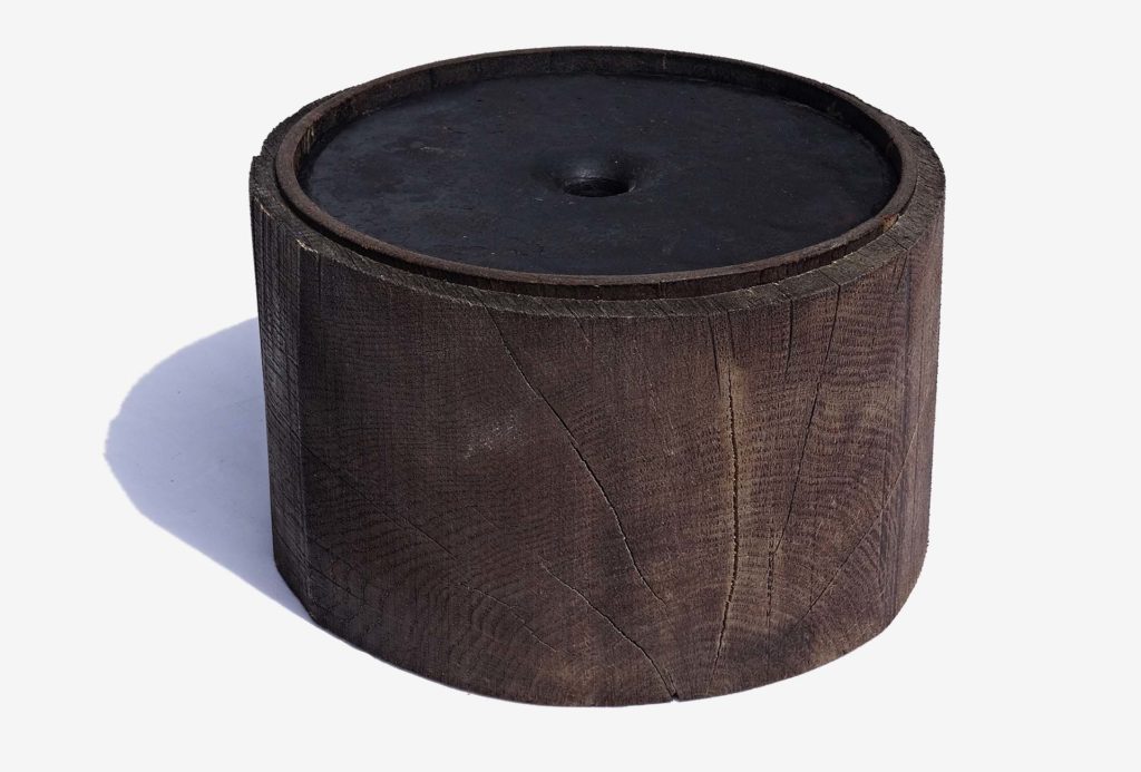 Tube object <em>Tubo</em>. Oak, sawn and turned, forged cover, leather collar, H 15 cm. Photo Oliver Kreiter
