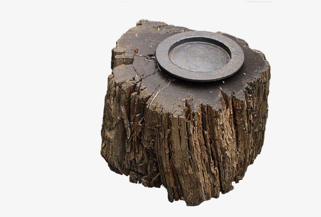 Smelling box. Mooreiche, forged iron cover, leather collar, H 13 cm. Photo Walter Schautz