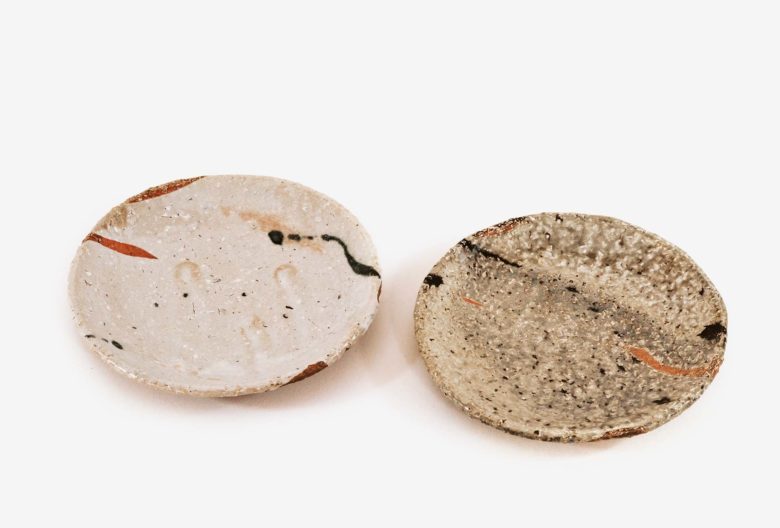 Ute Dreist, Essteller, 2016. Schamottierter Steinzeugton, Seladon- und Shinoglasur 
bemalt, Ø 26 cm. Photo Ronald Nickolaus. www.abgelegen.de