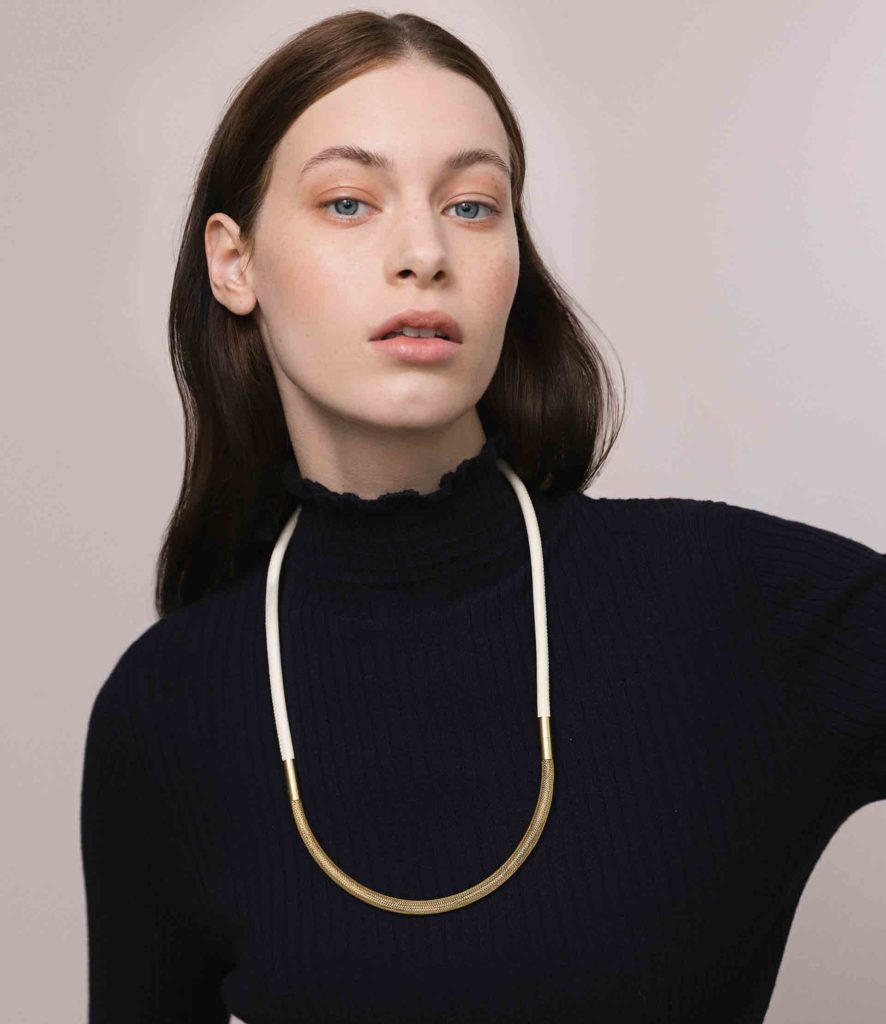 <em>Woven</em> System: Ledercollier und <em>Woven</em> Goldverlängerung