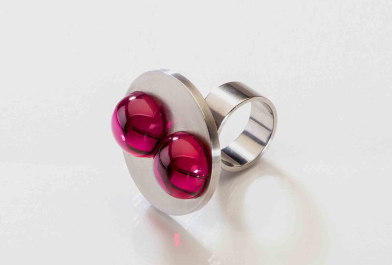 Friedrich Becker, kinetischer Ring, ca. 1970. Stahl, synthetischer Spinell. Geschätzt 2000–2400 Euro