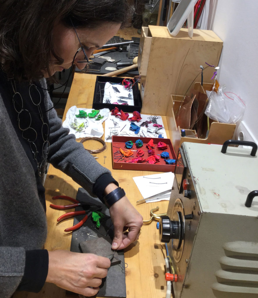 Ela Cindoruk, Labor im Chor, Schmuck verbindet