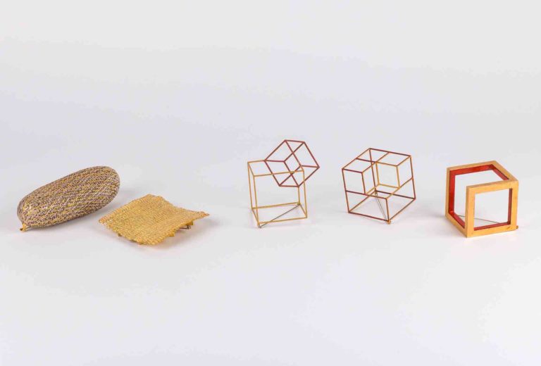 Francesco Pavan, 5 Broschen (von links), <em>Sasso</em>, Gold, Silber, Alpaca, 12×5×5 cm, 2017 / <em>Tessuto</em>, Gold, 7,5×8,2×1,2 cm, 2017 / <em>Cubo rosso positivo</em>, Gold, Email, 7×7×7 cm, 2000 / <em>Cubo rosso negativo</em>, Gold, Email, 5×5×5 cm, 2000 / <em>Cubo</em>, Gold, Email, 8,7×7×6 cm, 2008. Photo Karina Hagemann 