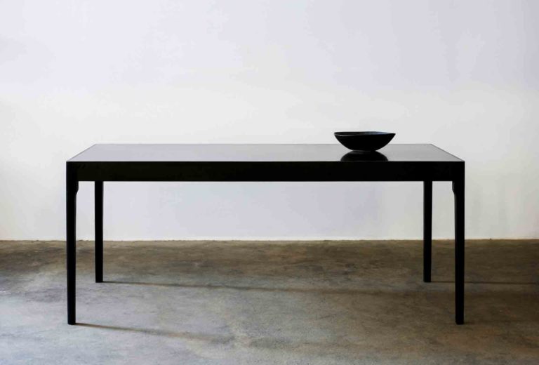 Zu sehen auf den Passagen 2018. Rose Mudge, Tisch, Messing und Eiche, African Avantgarde, 2014. © Rose Mudge