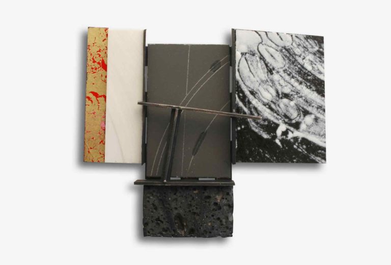 Ramon Puig Cuyás, Brosche aus der Serie <em>The Sounds of the Hearth</em>, 2017. Oxidiertes Neusilber, Email auf Stahl, rekonstruierte weiße Koralle, Basalt