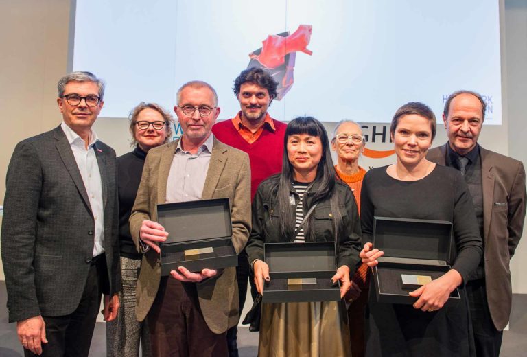 Verleihung der Herbert-Hofmann-Preise der Schmuck 2018. Von links, Dieter Dohr, GHM, Jurymitglied Cornelie Holzach, Preisträger Gernot Leibold, Jurymitglied Stefano Marchetti, Preisträgerin Lin Cheung, Jurymitglied Caroline Broadhead, Preisträgerin Julia Maria Künnap und Wolfgang Lösche, Leiter der Sonderschau Schmuck, Handwerkskammer München und Oberbayern.