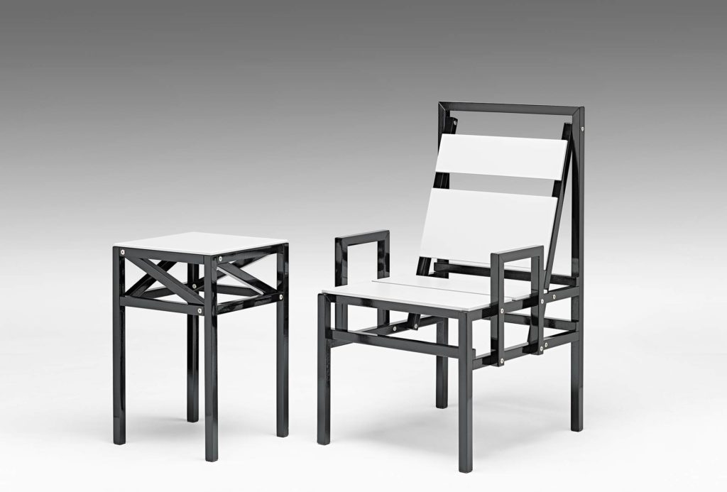 Armlehnstuhl <em>Almendro</em> [Mandelbaum], 2016. 1.950 Euro. Tischobjekt 1100 Euro. Photo Eric Jobs