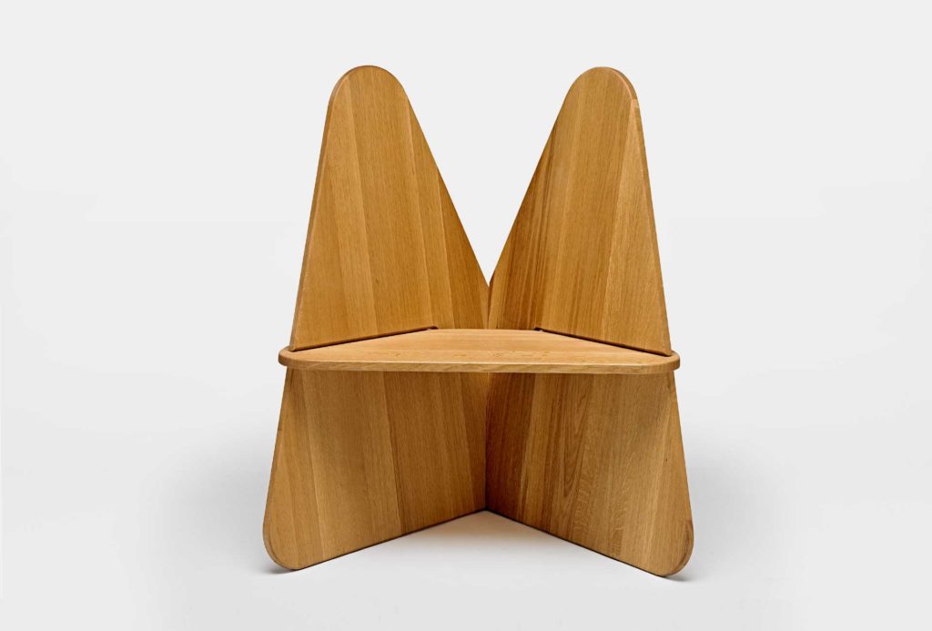 <em>Mariposa</em>, auch <em>Schmetterling</em>, aus der Serie <em>Steckmöbel 77/13</em>. Eiche massiv geölt, aus einem Stamm von Hand gefertigt 1.850 Euro. Photo Eric Jobs